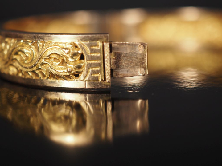 Bracelet jonc Extrême-Orient en or jaune 750, à décor ajouré de dragon