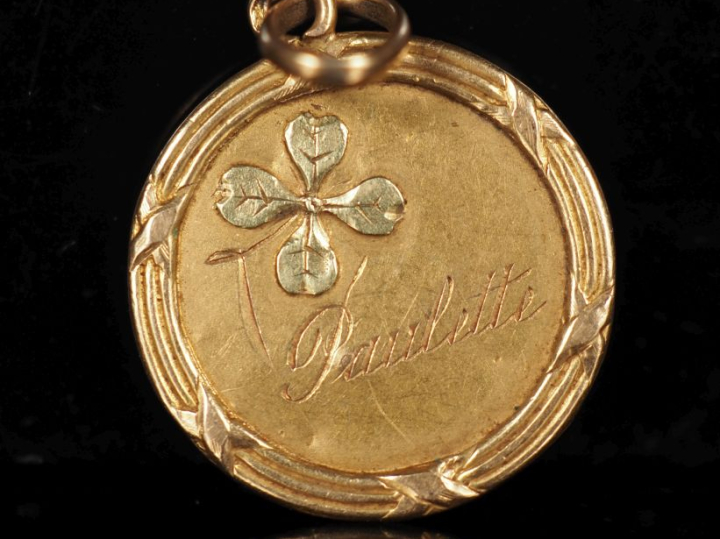 Médaille de style Louis XVI en or jaune 750, à décor de trèfle à quatr