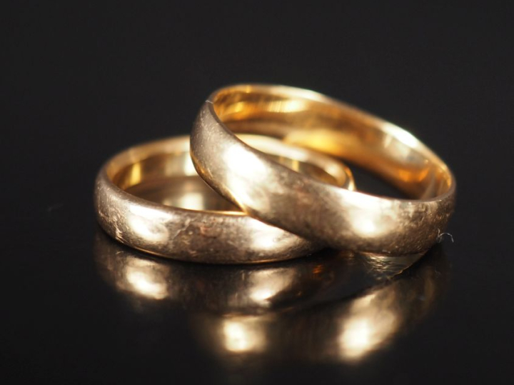 Deux alliances en or jaune 750.  TDD. 59 et 55  Poids. 7,69 g