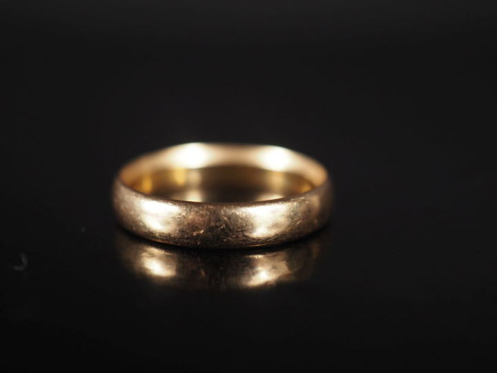 Deux alliances en or jaune 750.  TDD. 59 et 55  Poids. 7,69 g