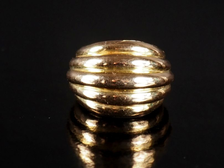 Importante bague dôme en or jaune 750, à décor de godrons. TDD. 61  Po