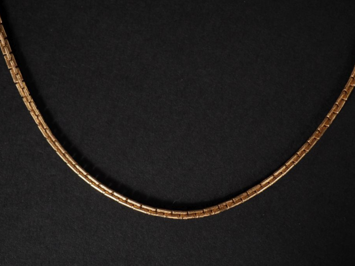 Chaine souple en or jaune 750, maille forçat de forme rectangulaire.  