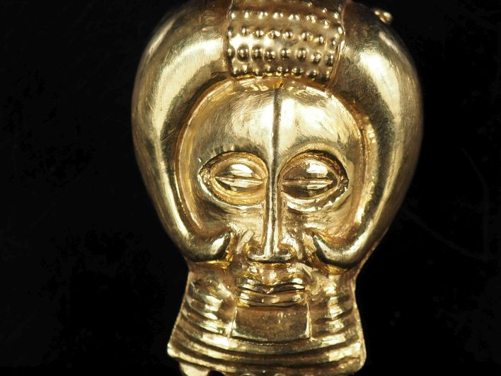 Broche/pendentif en or jaun 750, figurant un masque africain.  5,4 x 4