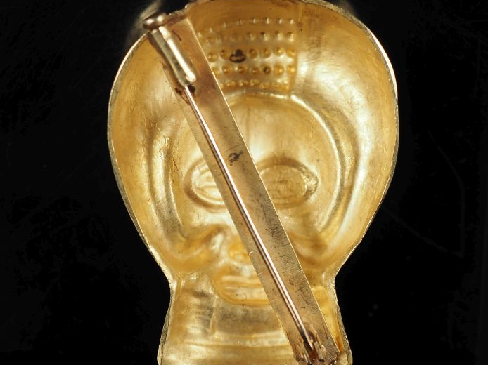 Broche/pendentif en or jaun 750, figurant un masque africain.  5,4 x 4