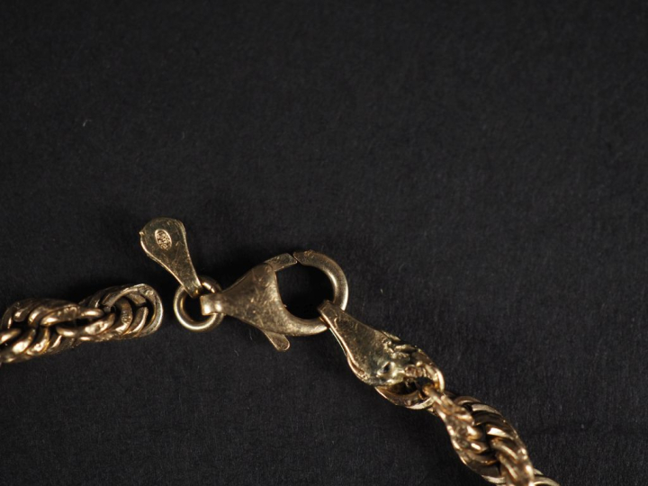 Bracelet souple en or jaune 750, maille torsadée.  Long. 19,5 cm Poids