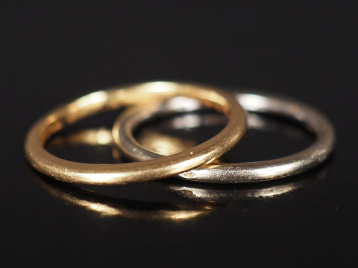 Ensemble comprenant une alliance en or jaune 750 et une alliance en or