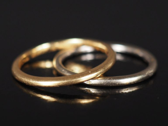 Vente aux enchères Ensemble comprenant une alliance en or jaune 750 et une alliance en or