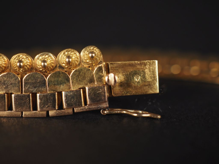 Collier articulé en or jaune 750, maille plate fantaisie, agrémenté en