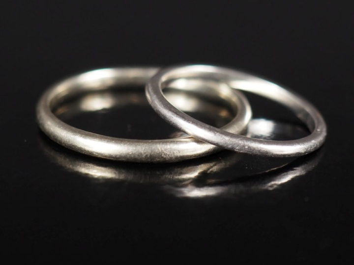 Deux alliances en or blanc 750.  TDD. 64 1/2 et 51 Poids. 5,60 g