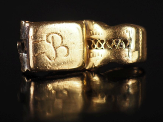 Vente aux enchères Ancienne bague en or jaune 750, tordue pour être portée en pendentif, 