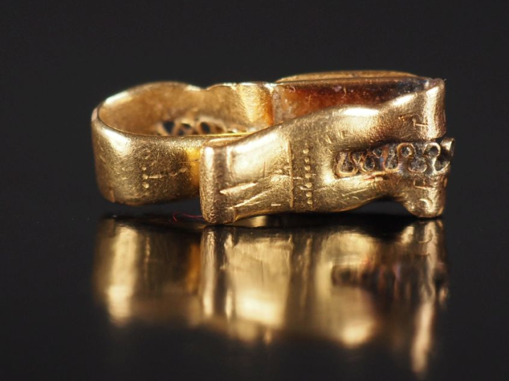 Ancienne bague en or jaune 750, tordue pour être portée en pendentif, 