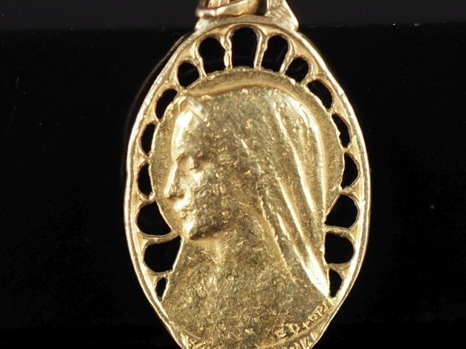 Médaille religieuse ajourée de forme ovale en or jaune 750, figurant l