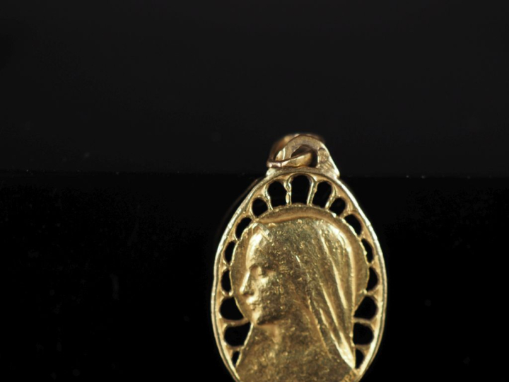 Médaille religieuse ajourée de forme ovale en or jaune 750, figurant l