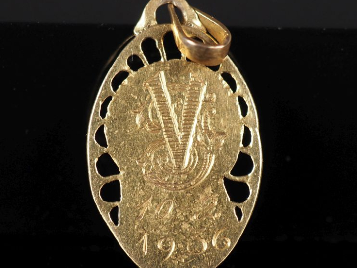 Médaille religieuse ajourée de forme ovale en or jaune 750, figurant l