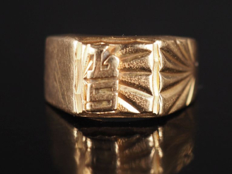 Vente aux enchères Bague de forme chevalière en or jaune 750, à décor de monogramme et de