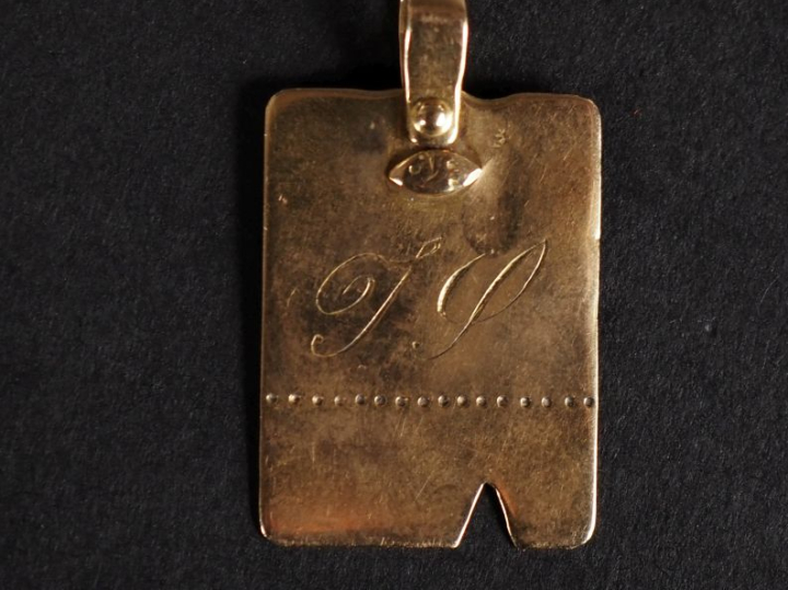 Pendentif en or jaune 750, à décor de monogramme.  2,3 x 1,7 cm Poids.