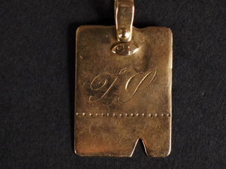 Vente aux enchères Pendentif en or jaune 750, à décor de monogramme.  2,3 x 1,7 cm Poids.