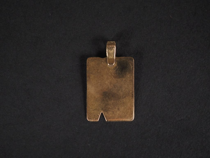 Pendentif en or jaune 750, à décor de monogramme.  2,3 x 1,7 cm Poids.