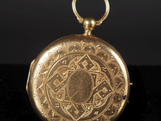Vente aux enchères Pendentif porte-photo rond en or jaune 750, à décor gravé de motifs gé