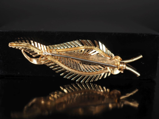 Vente aux enchères Broche en or jaune 750, en forme de feuille stylisée.  Long. 5,7 cm Po