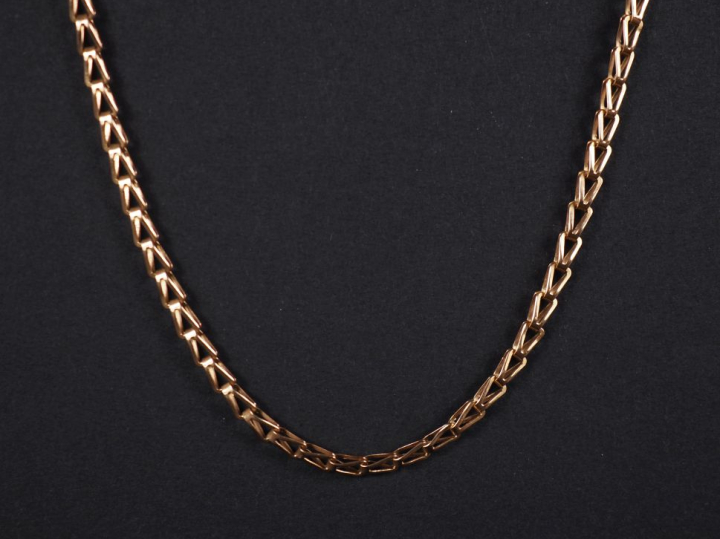 Chaine en or jaune 750, maille fantaisie triangulaire.  Long. 47,5 cm 