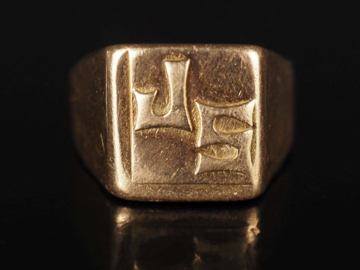 Bague de forme chevalière en or jaune 750, à décor de monogramme.  TDD