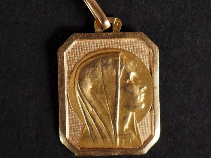 Jolie médaille de baptême en or jaune 750, de forme hexagonale, figura