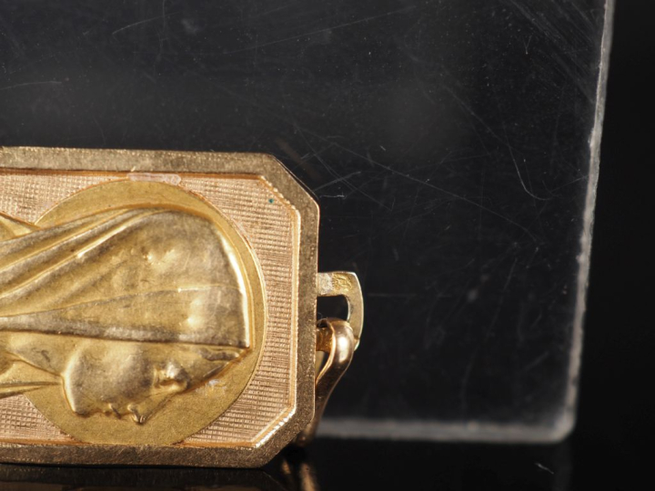 Jolie médaille de baptême en or jaune 750, de forme hexagonale, figura