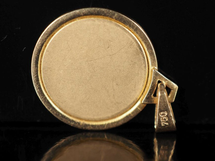 Médaille en or jaune 750, figurant un couple.  Diam. 1,5 cm Poids. 1,1