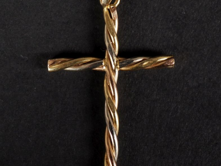 Pendentif trois tons d'or 750, en forme de croix, à décor torsadé.  3,
