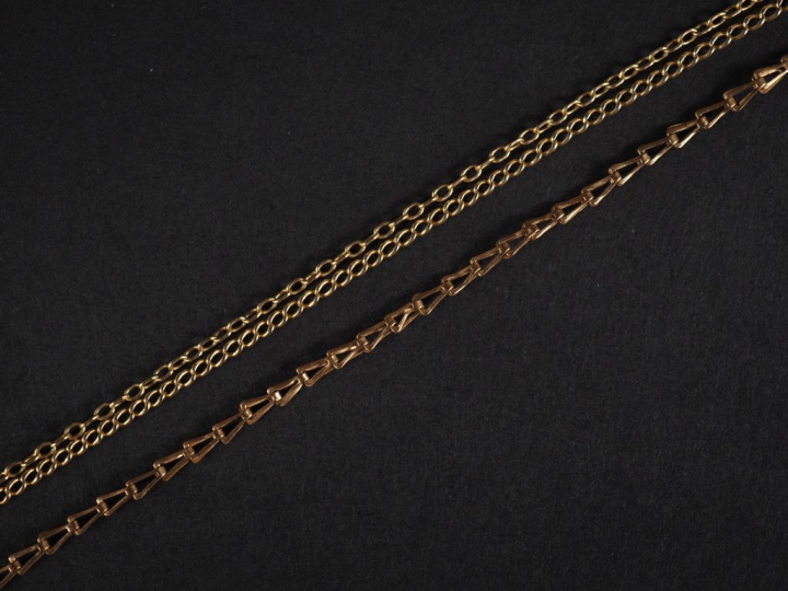 Ensemble comprenant deux différentes chaines et un élément de bracelet