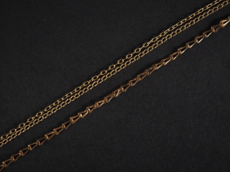 Vente aux enchères Ensemble comprenant deux différentes chaines et un élément de bracelet