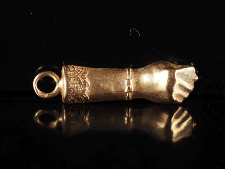 Pendentif en or jaune 750, en forme de main.  H. 1,8 cm (sans la béliè