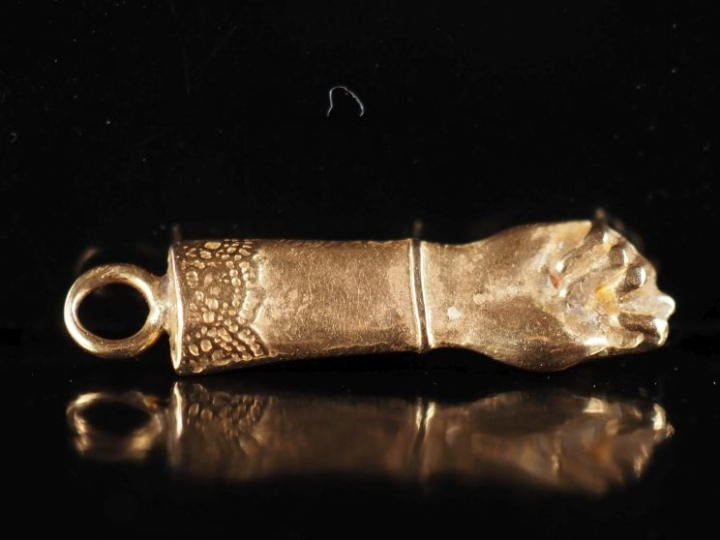 Pendentif en or jaune 750, en forme de main.  H. 1,8 cm (sans la béliè