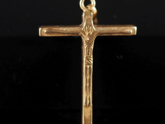 Vente aux enchères Pendentif en or jaune 750, figurant un Christ en croix.  2,8 x 2,2 cm 