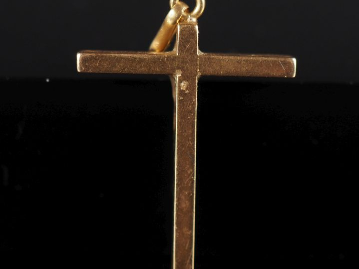 Pendentif en or jaune 750, figurant un Christ en croix.  2,8 x 2,2 cm 