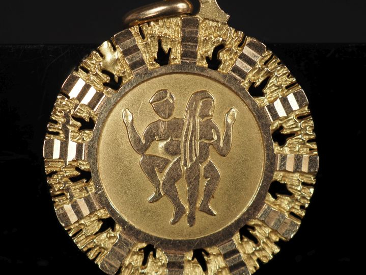 Pendentif ajouré en or jaune 750, à décor en son centre d'un homme et 