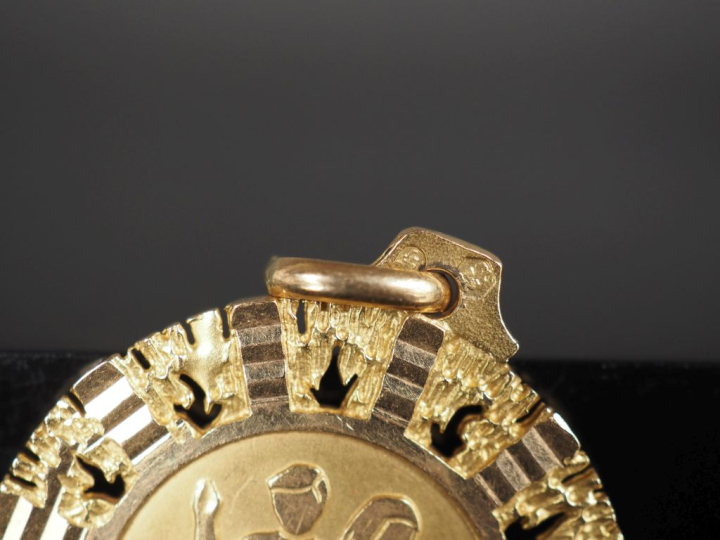 Pendentif ajouré en or jaune 750, à décor en son centre d'un homme et 
