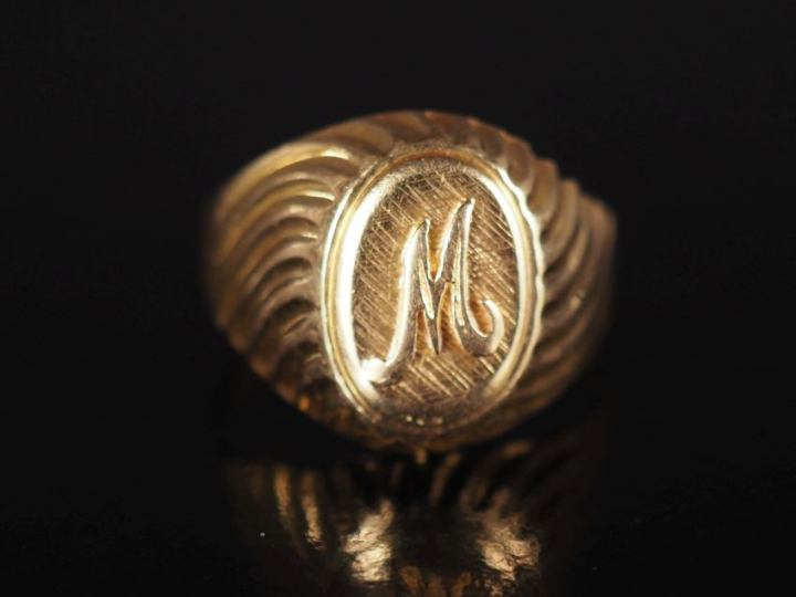 Bague de forme chevalière en or jaune 750, à décor dela lettre "M". TD