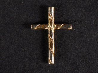 Vente aux enchères Petite croix en or 750, à décor torsadé. 1,5 x 1,1 cm Poids. 0,29 g