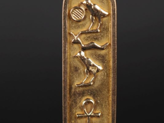 Vente aux enchères Pendentif en or jaune 750, à décor de hiéroglyphes.  H. 3,7 cm Poids. 