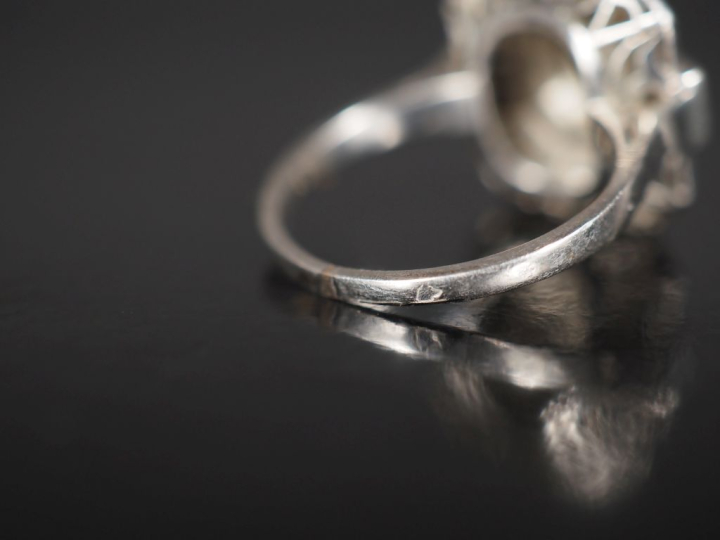 Bague de style Art déco en platine 850, sertie en son centre d'un diam