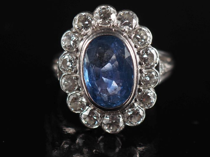 Bague de forme pompadour en or blanc 750 et platine 850, sertie en son