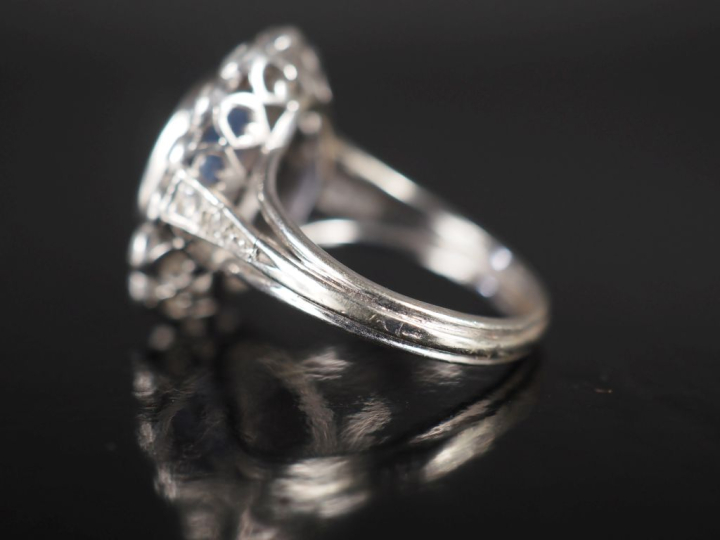 Bague de forme pompadour en or blanc 750 et platine 850, sertie en son