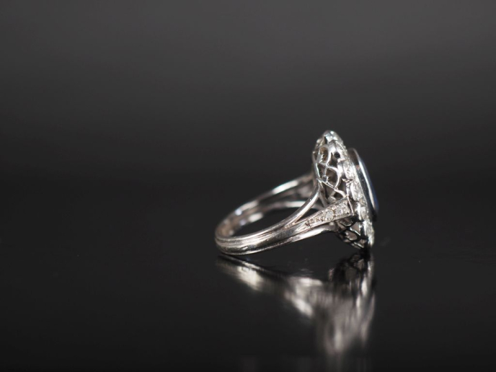 Bague de forme pompadour en or blanc 750 et platine 850, sertie en son