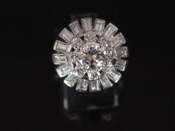 Importante bague dôme en platine 850 et or blanc 750, sertie en son ce