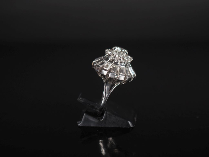 Importante bague dôme en platine 850 et or blanc 750, sertie en son ce