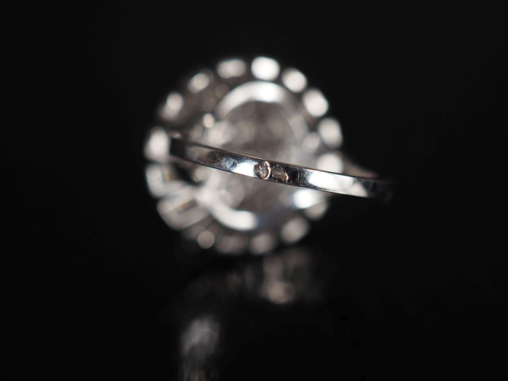 Importante bague dôme en platine 850 et or blanc 750, sertie en son ce