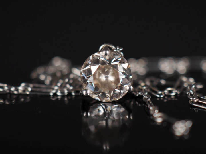 Collier souple en or blanc 750, maille fantaisie, sertie en son centre