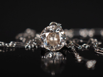 Vente aux enchères Collier souple en or blanc 750, maille fantaisie, sertie en son centre